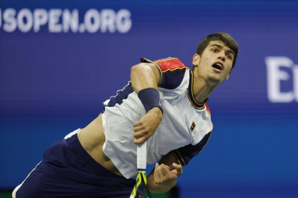 Petenis muda asal Spanyol, Carlos Alcaraz harus mengubur mimpi lolos ke semifinal Amerika Serikat Terbuka 2021. Alcaraz mengalami cedera kaki. (foto: REUTERS)