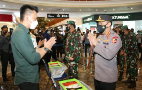 Kapolri vaksinasi ayani megamall Kapolri Jenderal Pol Listyo Sigit Prabowo meninjau vaksinasi Covid-19 di Ayani Mega Mall, Rabu (8/9/2021). (Foto: Ist)