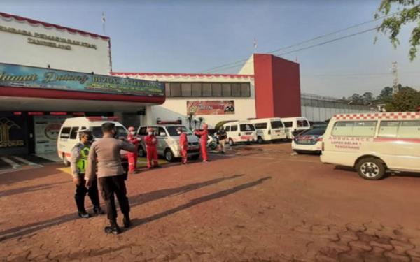 Kebakaran hebat Sejumlah mobil ambulans disiagakan di depan Lapas Tangerang yang terbakar hebat. (Foto: Ist)