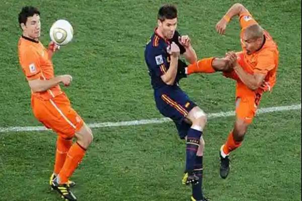 Tendangan kungfu Nigel de Jong ke dada Xabi Alonso di final Piala Dunia 2010 (foto: Istimewa)