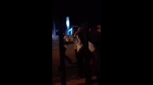 Seorang pemuda tak lolos seleksi TNI AD Seorang pemuda tak lolos seleksi TNI AD menangis di pinggir jalan. (Foto: iNews/Dheddy).