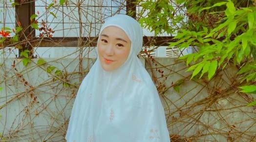 Artis Beragama Islam Ikut Rayakan Natal. 