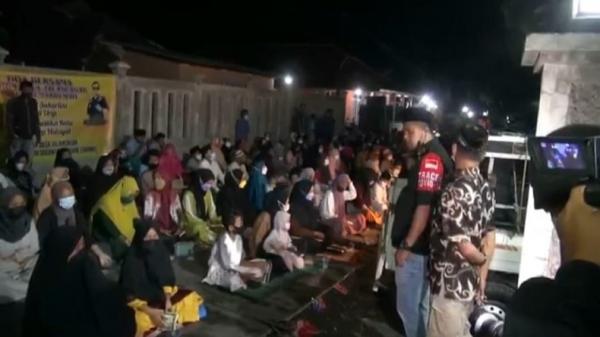 DOA PEMBUNUHAN SUBANG Warga Desa Jalancagak tumpah ruang di sekitar rumah almarhumah Tuti dan Amelia. Mereka menggelar doa bersama dan istigasah untuk kedua korban dan berharap pelaku segera tertangkap. (Foto: iNews/YUDY HERYAWAN JUANDA)