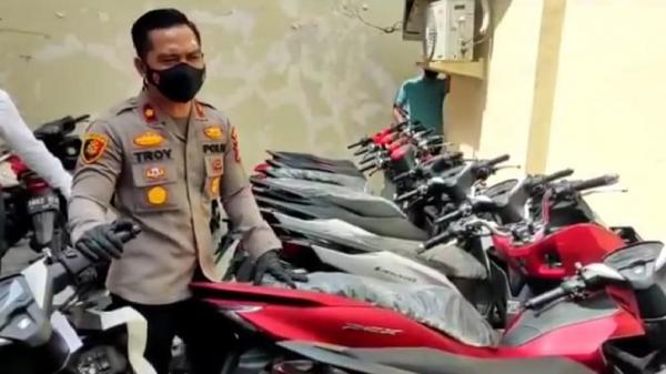 FIDUSIA CIREBON Wakapolres Cirebon Kota Kompol Troy menunjukkan puluhan motor baru hasil kejahatan fidusia yang dilakukan tersangka. (Foto: iNews/MIFTAHUDIN)
