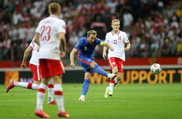 Inggris vs Polandia imbang Timnas Inggris harus puas dengan hasil imbang 1-1 lawan Polandia Kualifikasi Piala Dunia 2022 Zona Eropa. Inggris kebobolan di menit akhir. (foto: REUTERS)