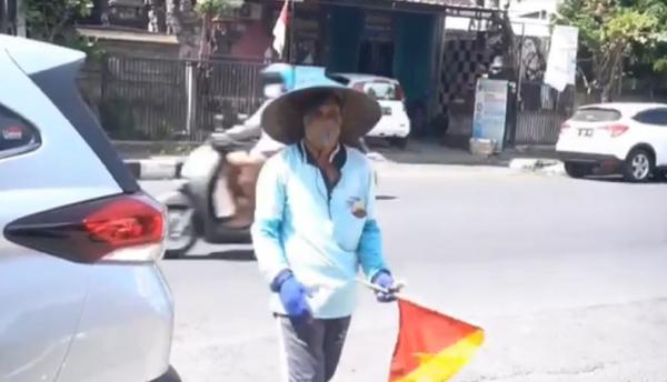 masker batok kelapa2 Nengah Budiasa viral dengan masker batok kelapa. (Foto: iNews/Indira Arri)
