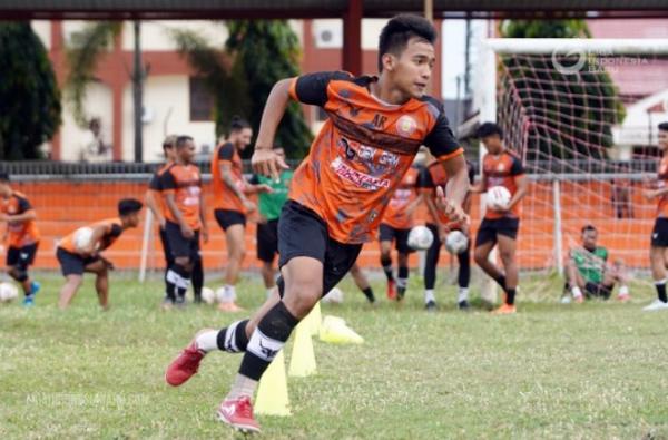 Muhammad Nadhiif Gelandang Persiraja Banda Aceh Muhammad Nadhiif yang menjadi korban tendangan kungfu pemain AHHA PS Pati FC, Syaiful Indra Cahya kaget disorot media asing. (Foto: PT LIB)
