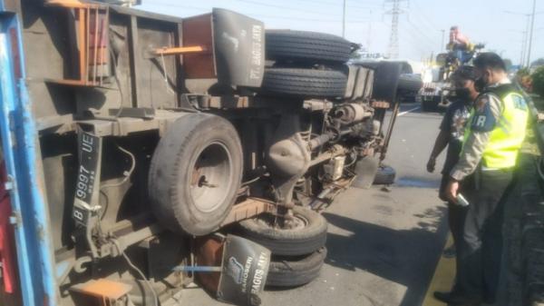 Kecelakaan Meruya 2 Tmc Kecelakaan terjadi di samping Gerbang Tol (GT) Meruya Selatan 2, tepatnya KM 10+000 menuju arah Meruya, Jumat (10/9/2021). (Foto: TMC Polda Metro Jaya)