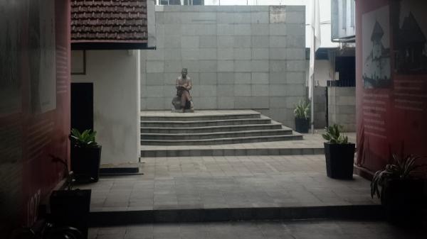 PENJARA BANCEUY Situs sejarah Penjara atau Lapas Banceuy, Jalan Banceuy, Kota Bandung. Terdapat patung Bung Karno sedang membaca buku. (Foto: iNews.id/Agus Warsudi)