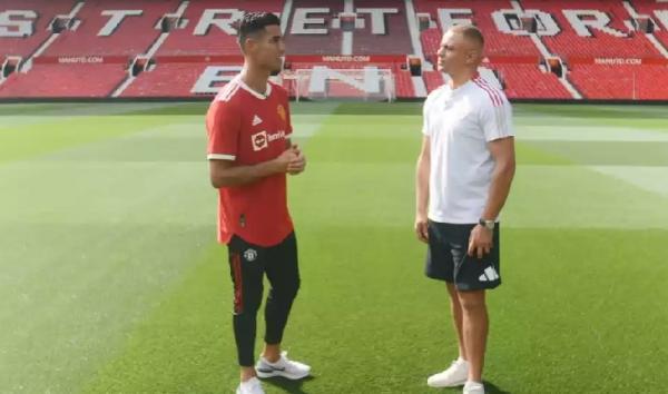 Cristiano Ronaldo untuk pertama kali menginjakan kakinya di Old Trafford setelah kembali ke Manchester United. Dia bertekad ingin mengulang kembali kejayaan. (foto: Manchester United)