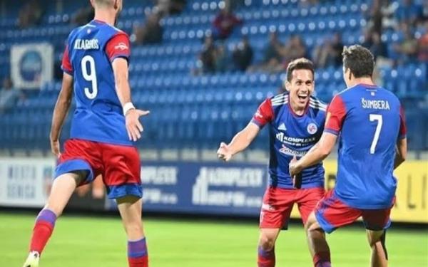 Egy Maulana Vikri (tengah) berselebrasi seusai FK Senica mencetak gol ke gawang FK Pohronie dalam laga Liga Slovakia di Stadion OMS Arena, Sabtu (11/9/2021). (Foto: Youtube)