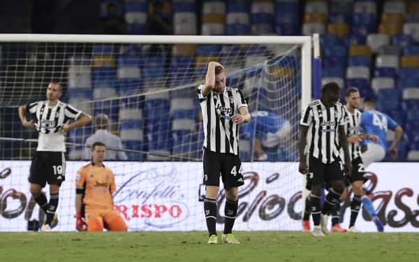 Pemain Juventus, Dejan Kulusevski tampak lemas ketika timnya menelan kekalahan 1-2 dari Napoli dalam laga Liga Italia 2021/2022 di Stadion Diego Armando Maradona, Minggu (12/9/2021). (Foto: REUTERS/Ciro De Luca)