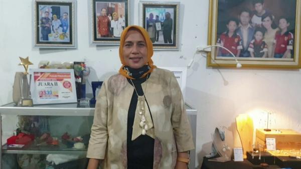Limbah sisik ikan Manado Tjahyani pengrajin limbah sisik ikan menjadi kerajinan tangan di Manado, Sulut (Subhan Sabu/MNC Portal)