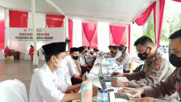 Vaksin santri Ribuan santri di Jati Agung, Lampung Selatan mengikuti vaksinasi Covid-19 (Heri Fulistiawan/MNC Portal)