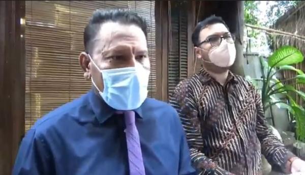 Gendo laporkan2 Wayan Suardana melaporkan tiga hakim di PN Gianyar atas dugaan pelanggaran kode etik di persidangan. (Foto: iNews/Aris Wiyanto)