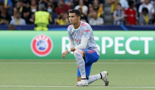 Striker Manchester United Cristiano Ronaldo berlutut jelang laga kontra Young Boys di Liga Champions (Foto:  REUTERS/Denis Balibouse)