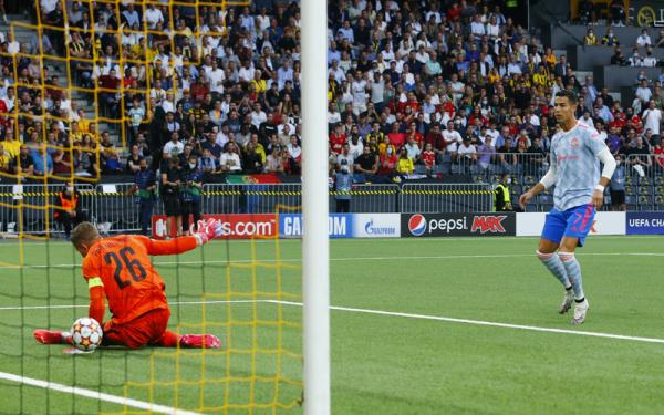 Cristiano Ronaldo bobol Young Boys Bintang Manchester United, Cristiano Ronaldo membobol gawang Young Boys yang dijaga David von Ballmoos dalam laga Liga Champions 2021/2022 di Stadion Wankdorf, Selasa (14/9/2021). (Foto: REUTERS/Denis Balibouse)