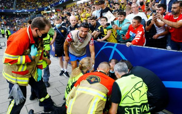 Cristiano Ronaldo Man United Young Boys Striker Manchester United, Cristiano Ronaldo mengecek pengawas lapangan yang terkena tendangannya sebelum laga kontra Young Boys dalam ajang Liga Champions 2021/2022 di Stadin Wankdorf, Selasa (14/9/2021). (Foto: REUTERS/Arnd Wiegmann)