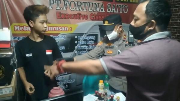 Gerebek penjual surat hasil antigen palsu Kantor usaha jasa angkutan travel di Bandarlampung digerebek polisi karena membuat dan menjual surat hasil rapid antigen palsu (Andres Afandi/MNC Portal)