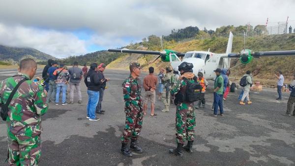 Proses evakuasi Pesawat Rimbun Air Proses evakuasi Pesawat Rimbun Air Akan libatkan warga sipil. (Foto: iNews/Omega).