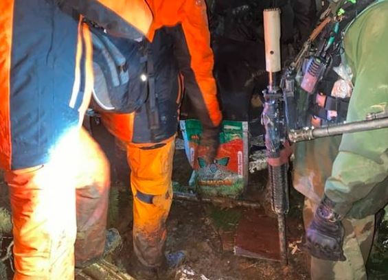Stagas Pamtas Mobil Yonif PR Kostrad menemukan bangkai pesawat Rimbun Air di pegunungan Wabu, Intan Jaya. (Foto: Penkostrad)