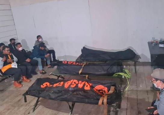 Evakuasi Jenazah Kru Pesawat Rimbun Air Tiga jenazah kru Pesawat Rimbun Air yang jatuh di Intan Jaya, Papua dievakuasi Satgas Pamtas Mobile Yonif PR 501/BY Kostrad . (Foto: Penkostrad)