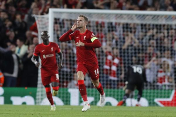 Liverpool mampu memenangkan duel klasik melawan AC Milan di laga perdana fase grup Liga Champions 2021/2022. Gol kemenangan dicetak Jordan Henderson. (foto: REUTERS).