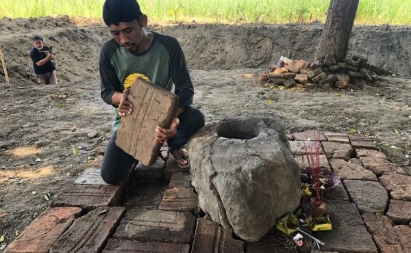 petirtaan majapahit Batu bata mirip peninggalan Majapahit ditemukan di sekitar sumber air. (Foto: Sindonews/Ashadi).