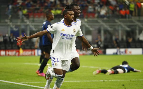 Rodrygo Goes dan Eduardo Camavinga Rodrygo Goes dan Eduardo Camavinga merayakan gol Real Madrid ke gawang tuan rumah Inter Milan dalam laga Liga Champions 2021/2022 di Stadion Giuseppe Meazza, Kamis (16/9/2021). (Foto: REUTERS/Alessandro Garofalo)