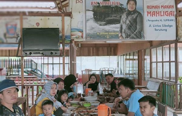 Rumah Makan Mahligai Adiankoting Tempat Makan di Adiankoting Sumatera Utara, Rumah Makan Mahligai Tarutung (Foto: Instagram adenksadli)