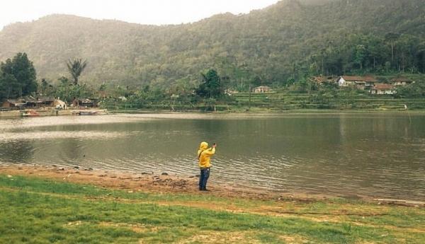 Situ Ranca Hideung menjadi lokasi wisata dengan panorama alam yang cukup indah. (Foto: Curug Cisarua Cilawu (Foto: visitgarut.garutkab.go.id)