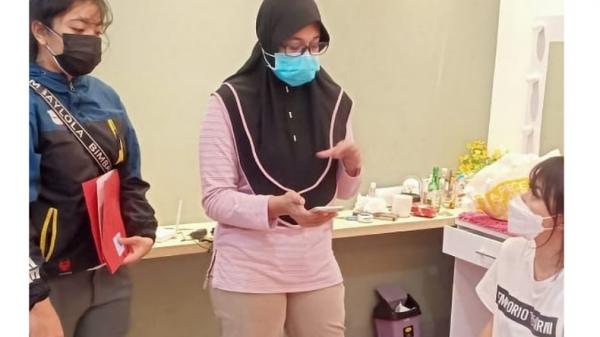 Selebgram bali vulgar Personel PPA Polresta Denpasar saat menangkap selebgram berinisial RR di apartemennya. (Foto: Instagram)
