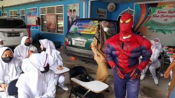 Spiderman akan disuntik vaksin Spiderman disuntik vaksin Covid-19 di Bukittinggi, Sumbar (Wahyu Sikumbang/MNC Portal)