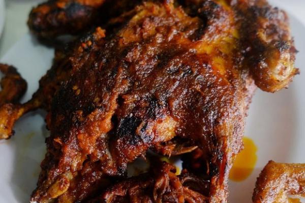 Entok Rempah Imogiri Enthok Rempah Imogiri di Botokencana, Wirokerten, Banguntapan, Bantul menjadi salah satu rekomendasi 15 tempat makan di Bantul Yogyakarta. (Foto : Ig enthokrempahimogiri)