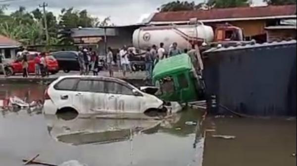 Kecelakaan beruntun di Agam, Sumbar Kecelakaan beruntun di Agam, Sumbar melibatkan sembilan kendaraan. Truk tronton masuk ke kolam (Istimewa)
