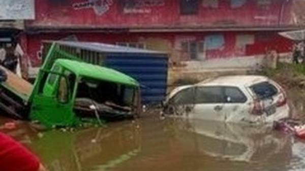Kecelakaan beruntung di Agam Kecelakaan beruntung di Agam, Sumbar melibatkan sembilan kendaraan. Truk tronton masuk ke kolam (Istimewa)