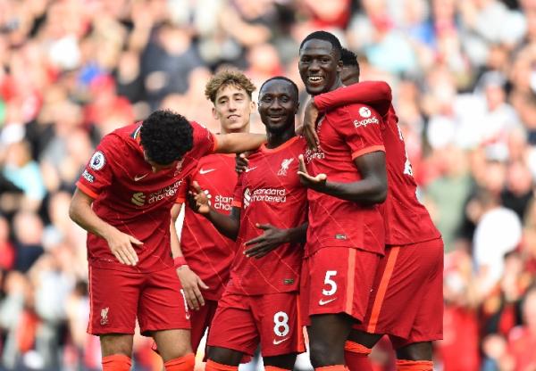 Liverpool menang Liverpool menang 3-0 atas Crystal Palace pada pekan kelima Liga Inggris 2021/2022. Kini Liverpool memimpin klasemen sementara Liga Inggris. (foto: Reuters).
