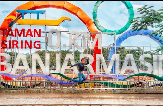 Taman Siring Martapura salah satu tempat menarik di banjarmasin yang favorit. (Foto: Instagram)