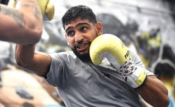 Amir Khan 2 Petinju Inggris, Amir Khan murka lantaran dipaksa turun dari pesawat di New York, Amerika Serikat. Dia menilai hal ini sangat tidak sopan dan menjijikan. (Foto: Manchester Evening News)