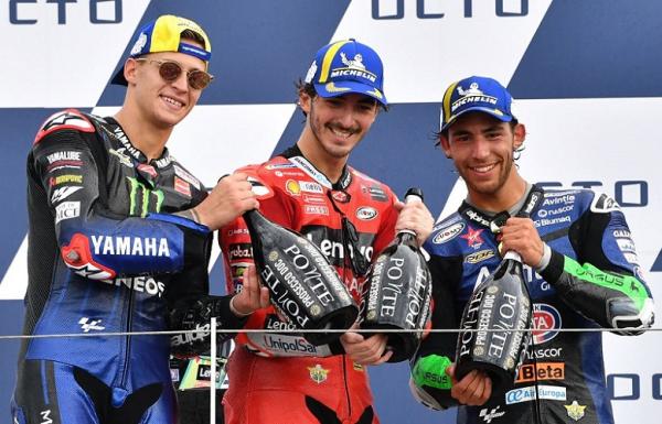 Francesco Bagnaia Quartararo Bastianini Pembalap Ducati, Francesco Bagnaia (tengah) menjadi juara MotoGP San Marino 2021, Minggu (19/9/2021). Di podium dia diapit pembalap Monster Energy Yamaha, Fabio Quartararo dan Avintia Esponsorama, Ena Bastianini. (Foto: REUTERS)