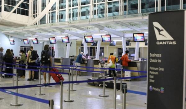 Repatriasi warga negara Australia-2 Warga negara Australia pulang ke negaranya melalui Bandara I Gusti Ngurah Rai, Bali, Minggu (19/9/2021) dini hari. (Foto: MNC/Chusna)