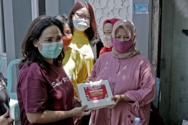 Sasa Inti 2 Ketua PKK Kota Semarang Krisseptiana didampingi oleh Manajemen PT Sasa Inti membagikan 1.000 porsi nasi goreng sambal matah kepada warga Kota Semarang, Jawa Tengah. (Foto: dok Sasa)