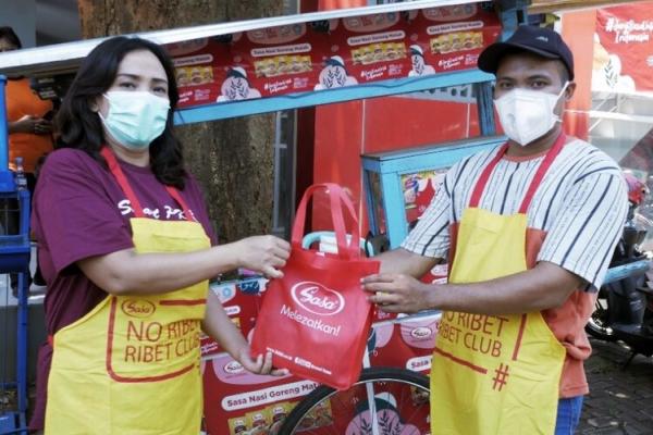 Sasa Inti 3 Ketua PKK Kota Semarang Krisseptiana memberikan paket Sasa Nasi Goreng Sambal Matah siap masak kepada para pelaku UMKM di Kota Semarang untuk mengurangi dampak pandemi Covid-19. (Foto: dok Sasa)