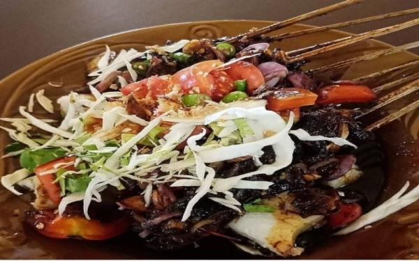 Sate Senen Ponorogo menjadi pilihan ketika hendak kulineran di Kabupaten Banyuasin. (Foto: Instagram/@ngunyahtrosh.plg)