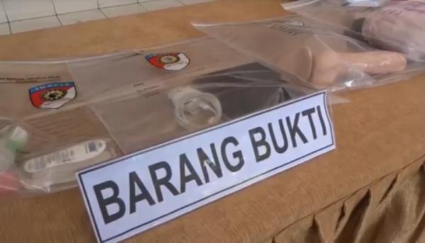 Barang bukti selebgram live bugil Barang bukti kasus live streaming bugil dan masturbasi di media sosial. (Foto: iNews/Aris Wiyanto)
