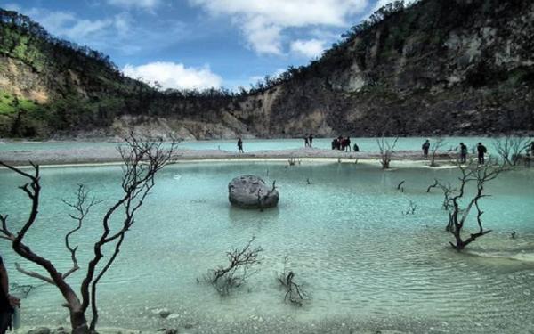 KAWAH PUTIH Objek wisata Kawah Putih di puncak Gunung Patuha, Ciwidey, Kabupaten Bandung. (Foto: Istimewa)