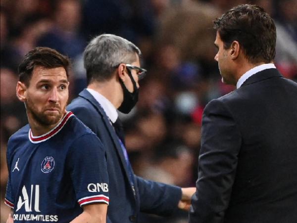 Lionel Messi ngambek Video Lionel Messi saat diganti Achraf Hakimi di laga Paris Saint-Germain (PSG) vs Lyon mendadak viral. Messi menunjukkan raut muka tak senang ketika diganti.(foto: Twitter/FTBLmemes)