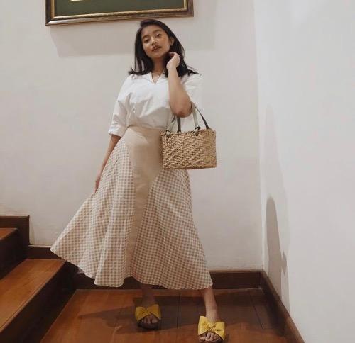 Siti Adira Kania 4 Siti Adira Kania cantik dengan flare skirt.