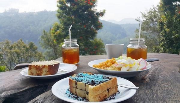 Cafe D Pakar Kafe di Bukit Pakar Timur, Kota Bandung,ini membuat pemandangan yang disuguhkan begitu indah. (Foto: Isntagram/@Kris_liee)