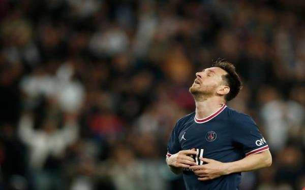 Lionel Messi di laga PSG vs Lyon Striker Paris Saint-Germain, Lionel Messi tampak memperlihatkan raut kecewa usai mencoba mengancam gawang Olympique Lyon dalam laga Liga Prancis 2021/2022 di Stadion Parc des Princes, Senin (20/9/2021). (Foto: REUTERS/Benoit Tessier)